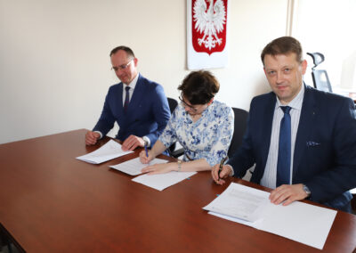 Dr Joanna Knapińska – Prezes Rządowego Centrum Legislacji, oraz mec. Piotr Lato – Dziekan Okręgowej Izby Radców Prawnych w Krakowie i mec. Andrzej Kadzik – Członek Prezydium, zawarli porozumienie o współpracy
