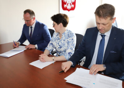 Dr Joanna Knapińska – Prezes Rządowego Centrum Legislacji, oraz mec. Piotr Lato – Dziekan Okręgowej Izby Radców Prawnych w Krakowie i mec. Andrzej Kadzik – Członek Prezydium, zawarli porozumienie o współpracy