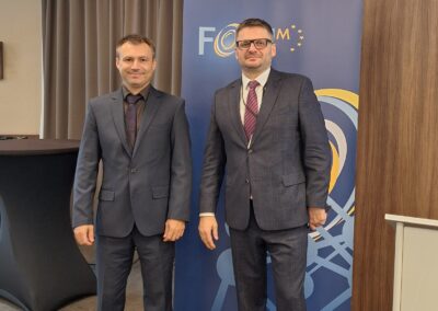 Dyrektor Departamentu Dzienników Urzędowych i Tekstów Jednolitych Marek Głuch oraz Dyrektor Departamentu Informatyzacji i Systemów Informacji o Prawie Krzysztof Madej na Europejskim Forum Wydawców Dzienników Urzędowych