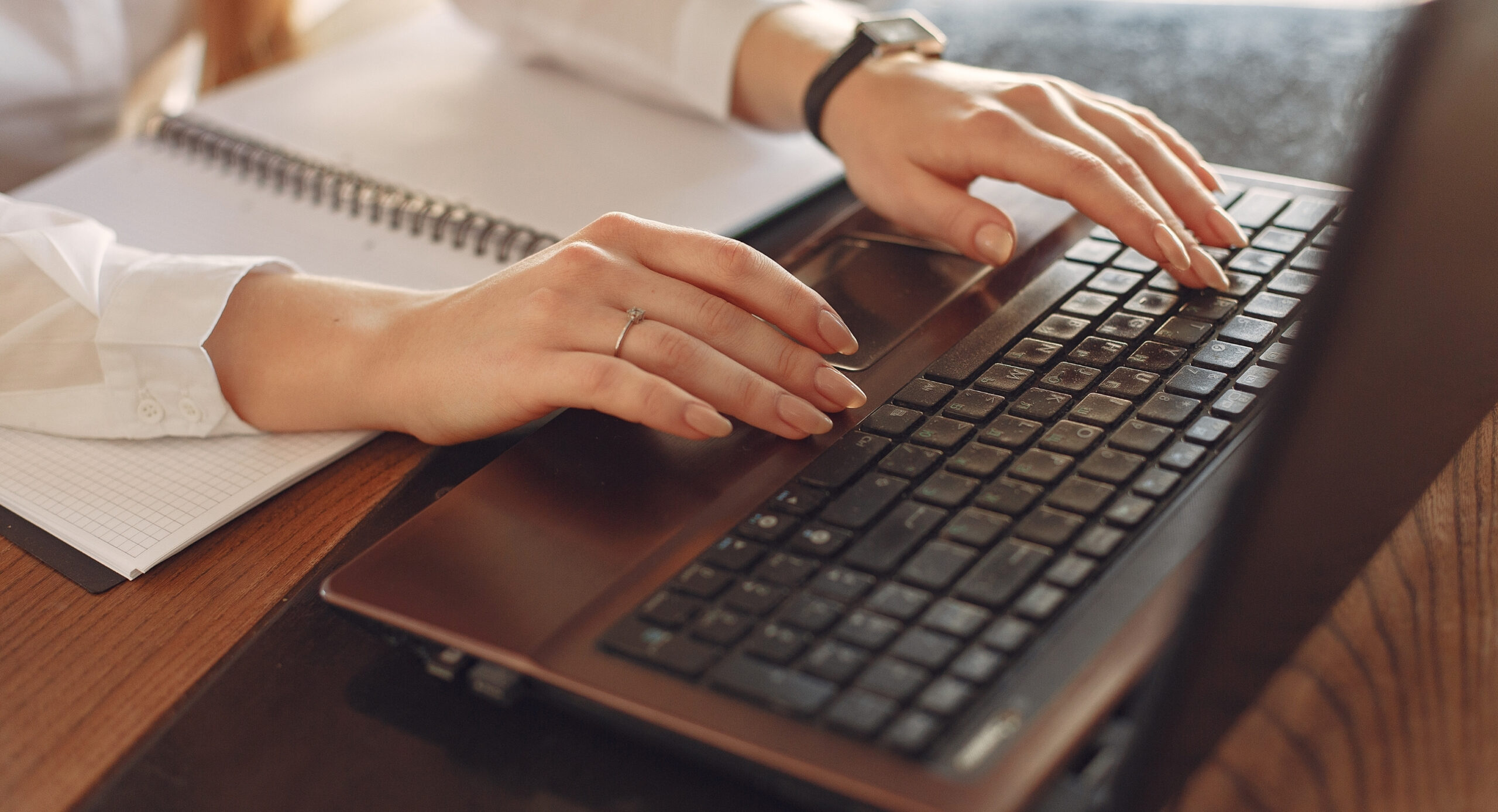 Zdjęcie stołu i komputera, pod nim informacja o webinarium: data 11 września 2024 r., godziny 10.00-12.30, platforma Zoom